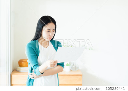 年輕女子在室內查看文件 105280441