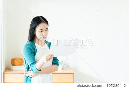 年輕女子在室內查看文件 105280442