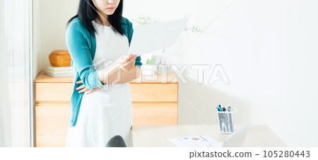 年輕女子在室內查看文件 105280443