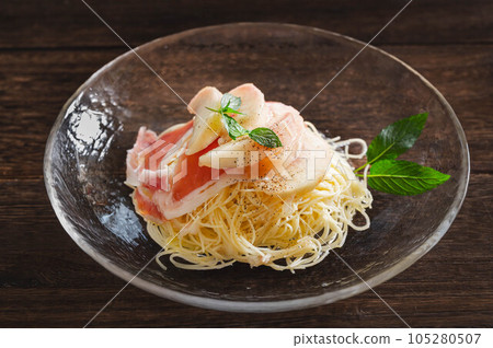 卡佩里尼配桃子和火腿 卡佩里尼配桃子和火腿 105280507