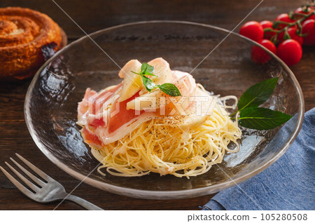 卡佩里尼配桃子和火腿 105280508