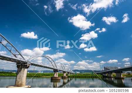The aqueduct bridge over the Yodo River and the Hirakata Ohashi Bridge 105280596