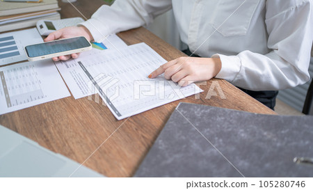 Business woman Accountant investment risk analysis. saving money for Stock market trading with calculator. Accountancy Concept. 105280746