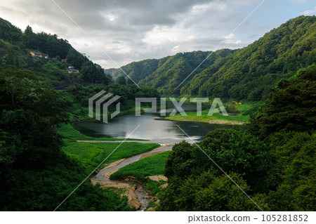 2023年夏天的月瀨夜景 從奈良縣廳4號線龍王瀑布附近看到的月瀨湖(名張川) 2023年夏天的月瀨夜景 從奈良縣廳4號線龍王瀑布附近看到的月瀨湖(名張川) 105281852