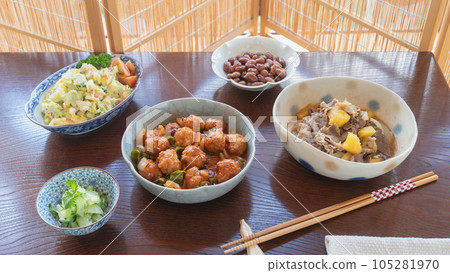 Chopsticks and side dishes | Potato salad, sweet and sour sauce of meatballs, meat and potatoes, red kidney beans, cucumber vinegar 105281970