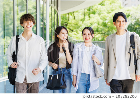 微笑的年輕男女形象 105282206