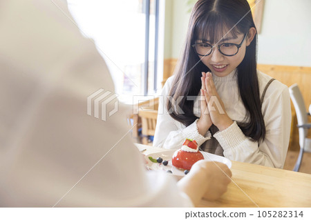 A young woman surprised by a cute cake served at a cafe Female college student 105282314