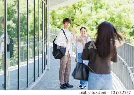 微笑的年輕男女形象 微笑的年輕男女形象 105282587