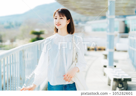 走在校園裡的大學生 105282601