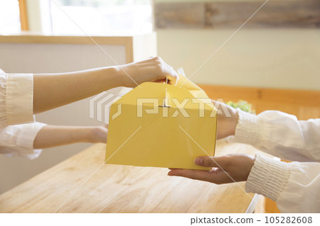 Young woman hand buying and receiving a cake at a cake shop 105282608