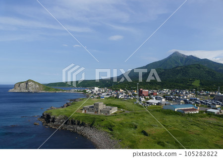 從北海道利尻島夕日丘展望台眺望利尻山和佩子岬 從北海道利尻島夕日丘展望台眺望利尻山和佩子岬 105282822
