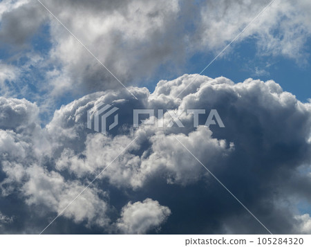 夏日天空中升起的積雨雲 105284320