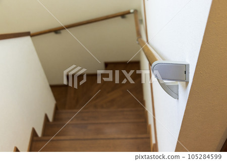 木樓梯和牆欄杆 105284599