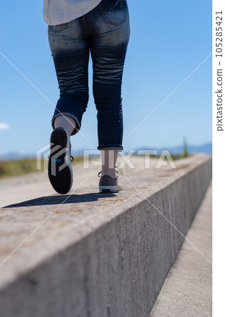 Walk the embankment Walk the embankment 105285421