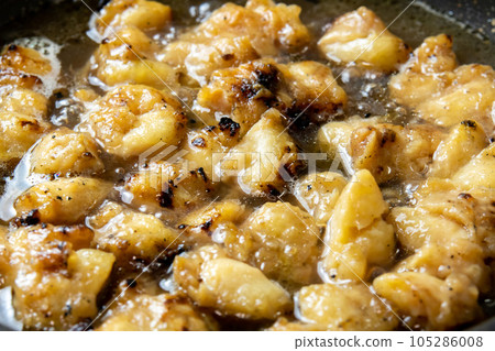 The remaining yakitori (bonjiri) remake cooking scene. Boil in a frying pan with dashi stock to bind the egg. 105286008