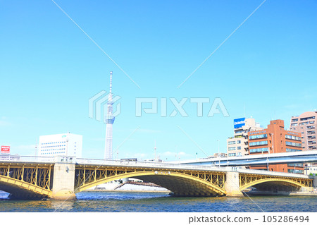 Scenery of Tokyo Sky Tree and Kuramae Bridge in Tokyo, Japan 105286494