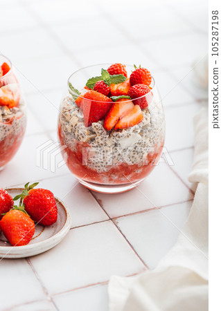 Strawberry Chia Pudding 105287198