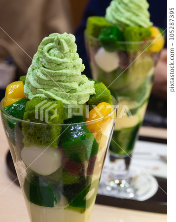 delicious matcha parfait 105287395