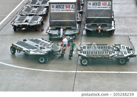 大阪國際機場（伊丹機場）停機坪集裝箱台車作業 105288239