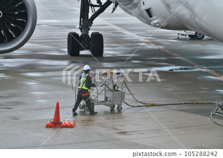 Working scene in the parking area of Osaka International Airport (Itami Airport) 105288242