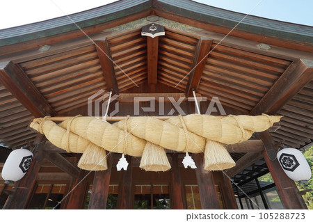 出雲大社(島根縣出雲市)作為婚姻之神和幸運之神而聞名。 出雲大社(島根縣出雲市)作為婚姻之神和幸運之神而聞名。 105288723