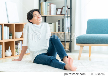 年輕人在客廳的地毯上放鬆 105288782