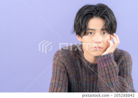 穿著紫色背針織衫的年輕人 105288842