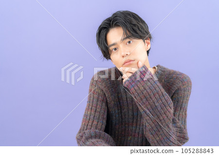穿著紫色背針織衫的年輕人 105288843