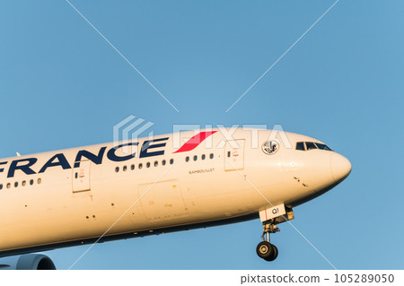 [Air France plane landing from Jonanjima Seaside Park at sunset] 105289050