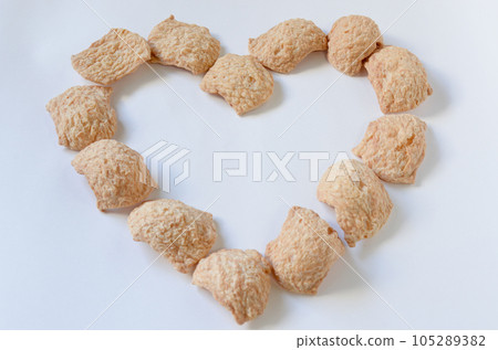 干豆肉排列成心形 干豆肉排列成心形 105289382