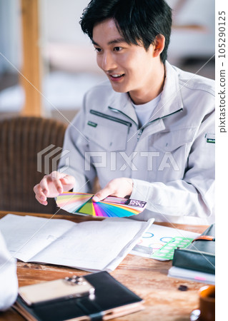一位男工程師專心聆聽定制產品的請求 105290125