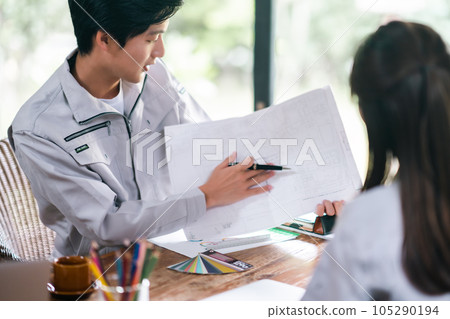 一位男工程師專心聆聽定制產品的請求 105290194