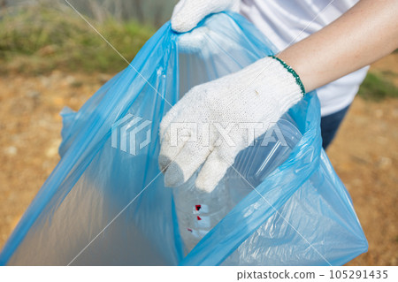 Close up Plastic box garbage in hand female volunteers Close up Plastic box garbage in hand female volunteers 105291435