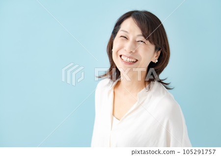 Female senior portrait smile 105291757