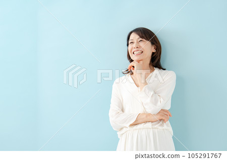 女性高級肖像微笑 105291767