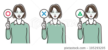 一個戴眼鏡的女人拿出一個圓圈和一個三角形 105293205