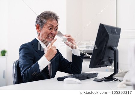 電話裡生氣的老闆 電話裡生氣的老闆 105293317