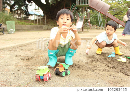 孩子們在沙箱裡玩耍 孩子們在沙箱裡玩耍 105293435