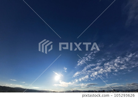 夏天的早晨天空有各種雲彩/超廣角/天空為主/230720am 105293626