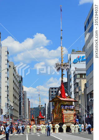 Kyoto Gion Festival in the summer sky 105294037