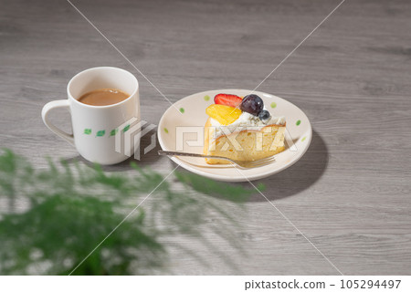 桌子上的蛋糕和咖啡 桌子上的蛋糕和咖啡 105294497