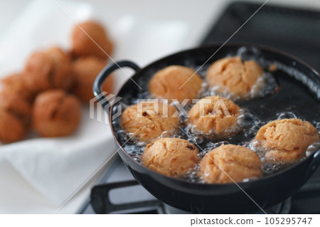 How to make brown sugar sata andagi 105295747