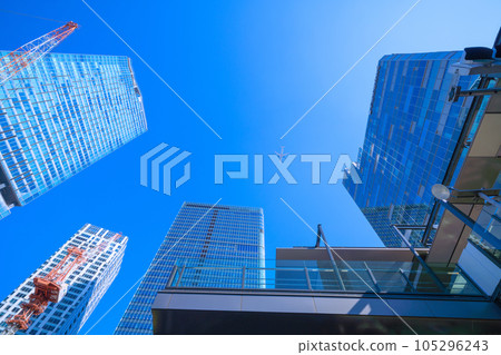 日本東京城市景觀航空新時代。澀谷站和飛機飛過摩天大樓的景色 日本東京城市景觀航空新時代。澀谷站和飛機飛過摩天大樓的景色 105296243