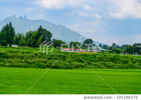 從南阿蘇白川水源站周邊拍攝的全景“全線開通、恢復運營”（以阿蘇山為背景的田園風光和電車風景） 105296378