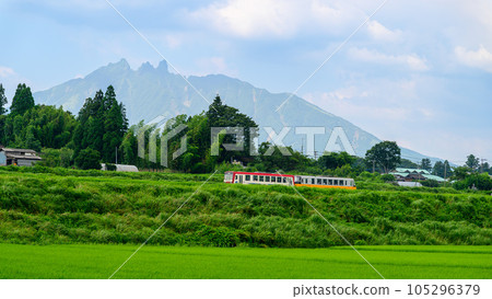 從南阿蘇白川水源站周邊拍攝的全景“全線開通、恢復運營”（以阿蘇山為背景的田園風光和電車風景） 105296379