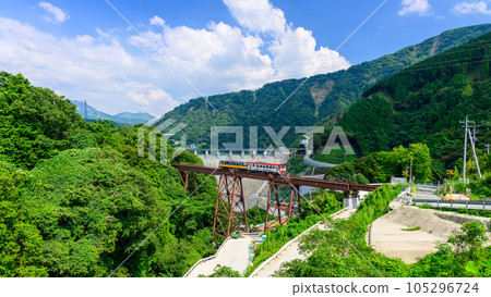 以大壩為背景的火車穿越鐵橋的風景“全線開通、恢復運營”（館野站和館野水壩地區拍攝） 105296724