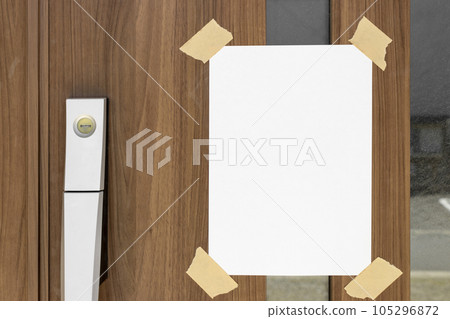 前門上的空白海報 前門上的空白海報 105296872