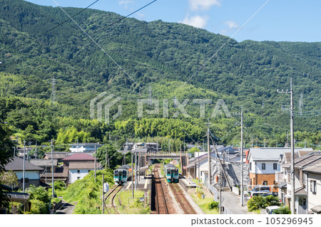 [Tokushima Line] Local trains that change trains at Awa Kawashima Station 105296945