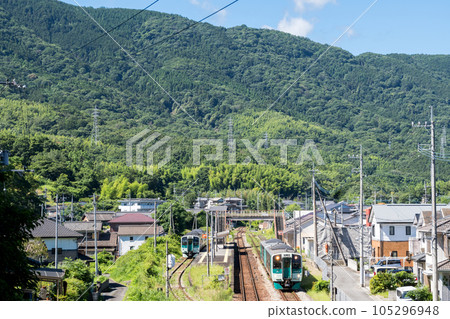 [Tokushima Line] Local trains that change trains at Awa Kawashima Station 105296948