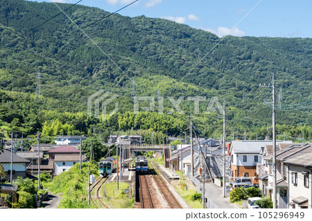 [Tokushima Line] Limited express trains that change trains at Awa Kawashima Station 105296949
